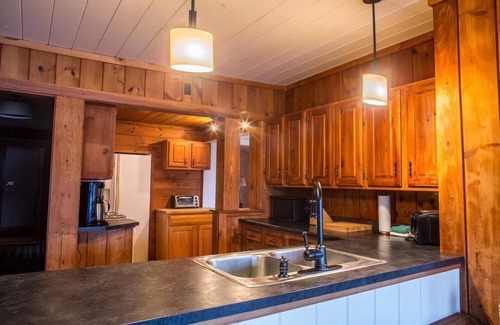 Rangeley Casa | 15 pies del lago. Firepit. Kayaks. SUPs, Se aceptan mascotas, Playa privada, Madera
