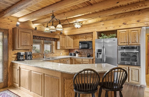 Sherrills Ford Cabina | Lakeside Lodge by AvantStay | Hot Tub + Dock
