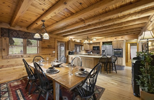 Sherrills Ford Cabina | Lakeside Lodge by AvantStay | Hot Tub + Dock
