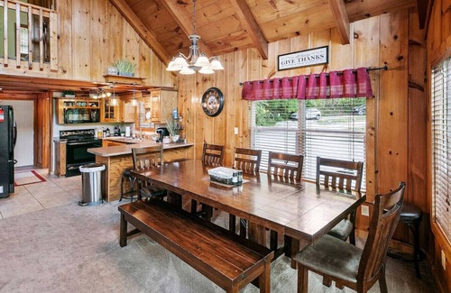 Flat Hollow Marina Cabina | Lakefront Cabin Hot Tub, Firepit, kayaks gratis, alquiler de botes / motos acuáticas, 3 cubiertas