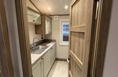 Woodhall Spa Cabina | Lakeside Lodge with hot tub