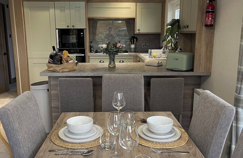 Woodhall Spa Cabina | Lakeside Lodge with hot tub