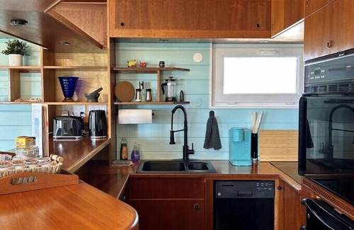 West Bay Cabaña | Lakeside Luxury Cottage & Hot Tub