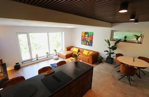 Vrbove Apartamento | Lakeside Luxury Apartment Caroline