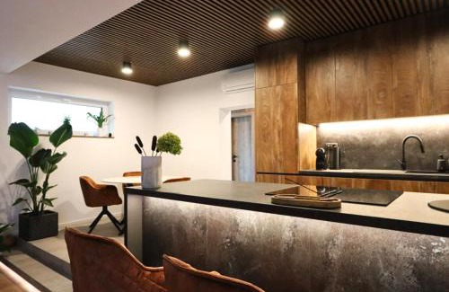 Vrbove Apartamento | Lakeside Luxury Apartment Caroline