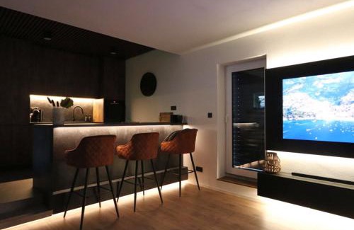 Vrbove Apartamento | Lakeside Luxury Apartment Caroline