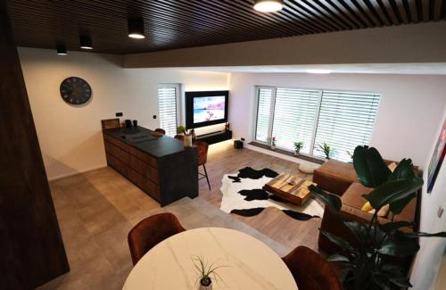Vrbove Apartamento | Lakeside Luxury Apartment Caroline