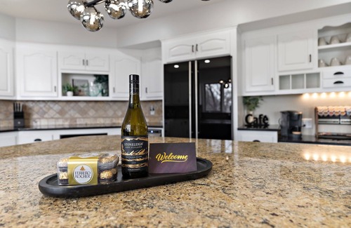 Plymouth Casa | Lakeside Luxury for Every Kind of Guest - - 5-Bedroom Escape for Making Memories