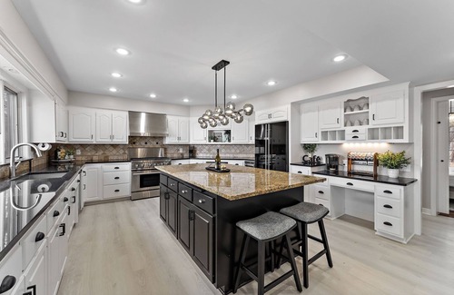Plymouth Casa | Lakeside Luxury for Every Kind of Guest - - 5-Bedroom Escape for Making Memories