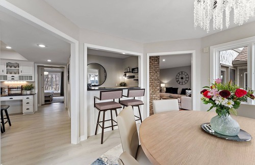 Plymouth Casa | Lakeside Luxury for Every Kind of Guest - - 5-Bedroom Escape for Making Memories