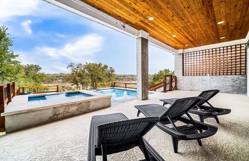 Spicewood Casa | Luxurious Retreat w Pool Hot Tub Games