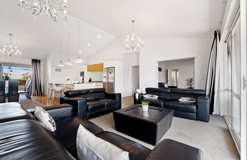 Wanaka Cabaña | Lakeside Luxury - Wanaka Holiday Home