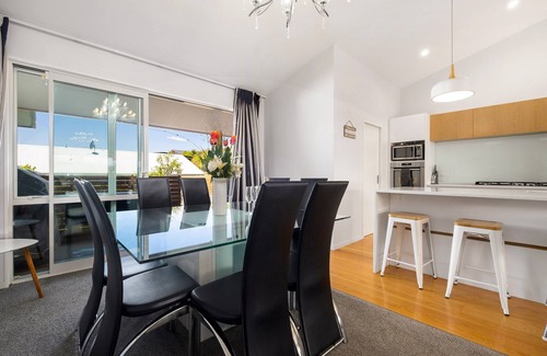 Wanaka Cabaña | Lakeside Luxury - Wanaka Holiday Home