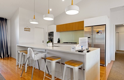 Wanaka Cabaña | Lakeside Luxury - Wanaka Holiday Home