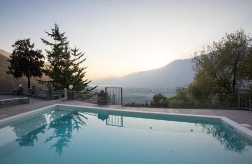 Artogne Casa | Lakeside Mansion with Pool