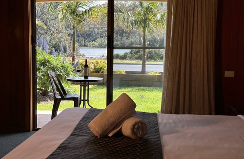 Lakes Entrance Hotel | Lakeside Motel Waterfront