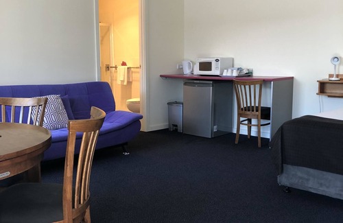 Lakes Entrance Hotel | Lakeside Motel Waterfront