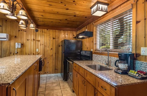Bass Lake Hotel | Lakeside Oasis w/ Balcony | Perfect for Nature Lovers & Adventure Seekers