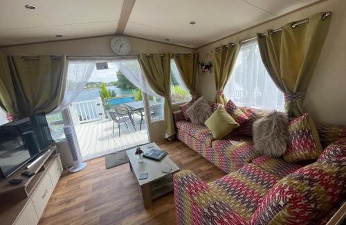 Tattershall Casa | Lakeside Retreat 1 with hot tub, private fishing peg situated at Tattershall Lakes Country Park