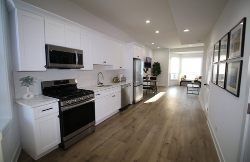 North Kenwood Condominio | Lakeside Retreat: Charming Greystone Near Downtown