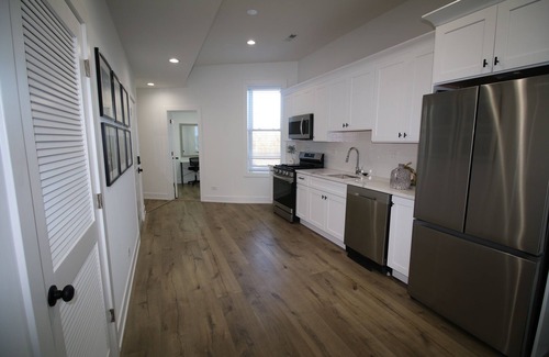 North Kenwood Condominio | Lakeside Retreat: Charming Greystone Near Downtown