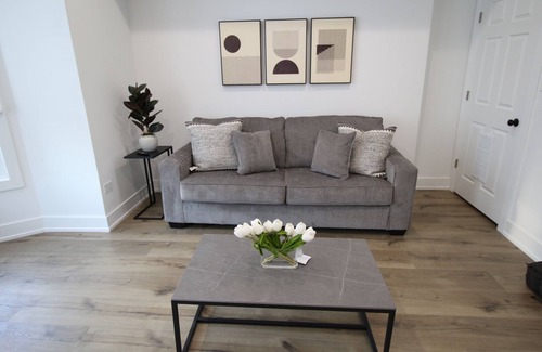 North Kenwood Condominio | Lakeside Retreat: Charming Greystone Near Downtown