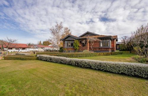 Lowburn Casa | Lakeside Retreat - Cromwell Holiday Home
