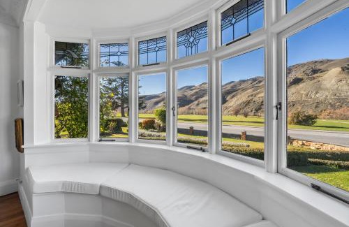 Lowburn Casa | Lakeside Retreat - Cromwell Holiday Home