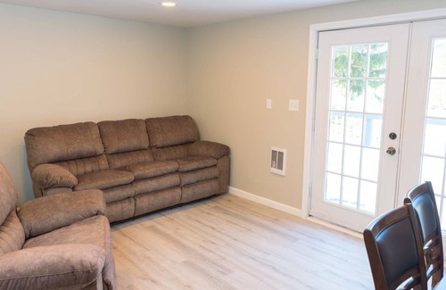 Henryville Cabina | Lakeside Retreat! SPECIAL PRICING! DON'T MISS OUT!