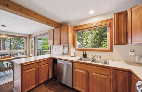 Hoodsport Cabina | Lakeside Retreat – Waterfront Cabin with Dock, Sauna on Lake Cushman