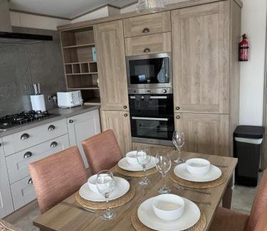 Tattershall Casa | Lakeside Retreat with hot tub and fishing peg on Osprey Rise at Tattershall Lakes Country Park