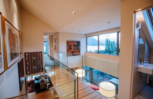 Wanaka Casa | Gran casa de vacaciones ubicada al otro lado de la carretera del lago Wanaka, con sauna.