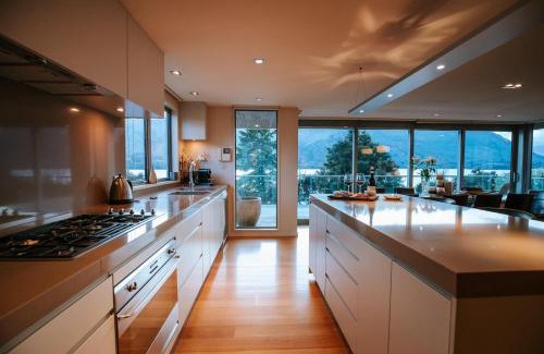 Wanaka Casa | Lakeside Road - Sleeps 8 - Lake Views - Lake Front