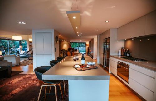 Wanaka Casa | Lakeside Road - Sleeps 8 - Lake Views - Lake Front