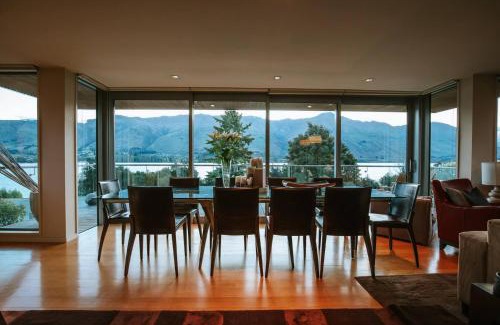 Wanaka Casa | Lakeside Road - Sleeps 8 - Lake Views - Lake Front