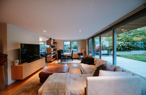 Wanaka Casa | Lakeside Road - Sleeps 8 - Lake Views - Lake Front