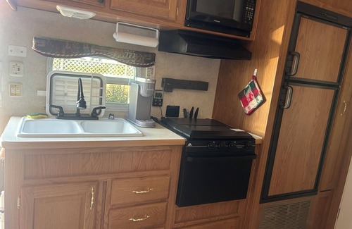 Delta Alquiler De RV | Lakeside glamping with full RV hookups