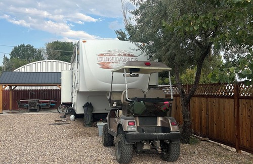 Delta Alquiler De RV | Lakeside glamping with full RV hookups