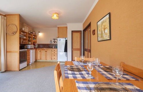 Wanaka Cabaña | Lakeside Serenity - Wanaka Holiday Home