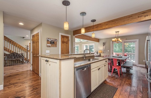 Waterfront Greens Casa | Premiere Deep Creek Home cargado con comodidades!