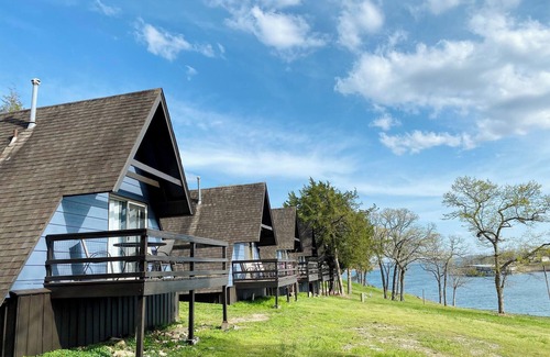 Branson Cabina | Lakeside Studio A-Frame Cabin | Calm Waters Resort | Boat Slips & Rentals | FREE Kayaks & Paddleboards | Guided Fishing & Lake Tours!