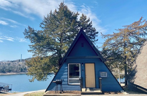 Branson Cabina | Lakeside Studio A-Frame Cabin | Calm Waters Resort | Boat Slips & Rentals | FREE Kayaks & Paddleboards | Guided Fishing & Lake Tours!