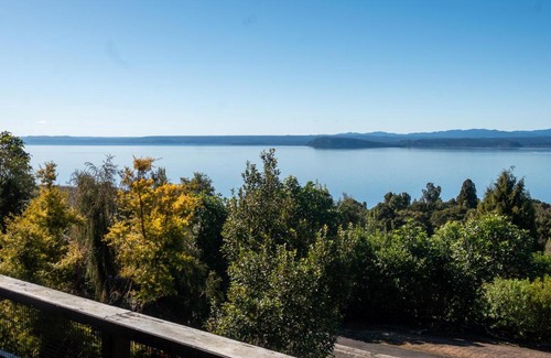 Omori Casa | Lakeside Stunner - Omori Holiday Home