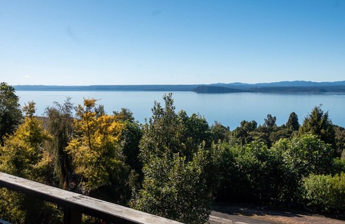 Omori Casa | Lakeside Stunner - Omori Holiday Home