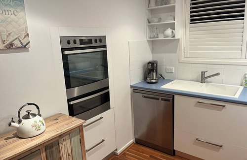 Cams Wharf Casa | Lakeside Terrace Plus Raffertys Resort a Four Star Apt.