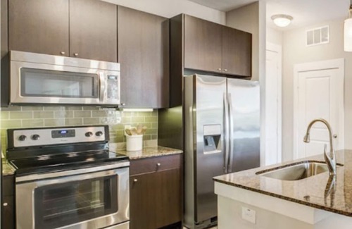 Las Colinas Apartamento | Lakeside view, Toyota Music Factory,DFW Airport,Garden Tub,Walking trail