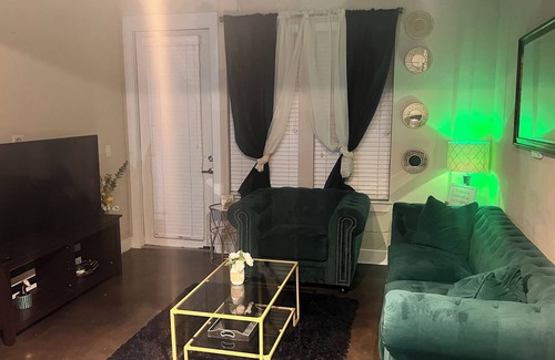Las Colinas Apartamento | Lakeside view, Toyota Music Factory,DFW Airport,Garden Tub,Walking trail