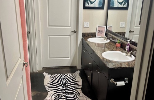 Las Colinas Apartamento | Lakeside view, Toyota Music Factory,DFW Airport,Garden Tub,Walking trail
