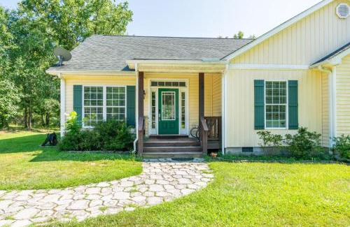 Harlem Casa | Lakeside Villa Retreat 5-Bedroom Oasis with 6 TVs 3-Acres of Waterfront Fishing & Canoe Adventures