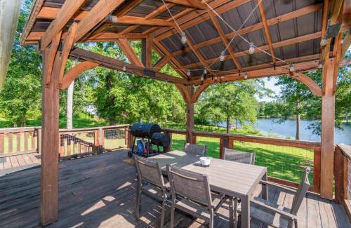 Harlem Casa | Lakeside Villa Retreat 5-Bedroom Oasis with 6 TVs 3-Acres of Waterfront Fishing & Canoe Adventures